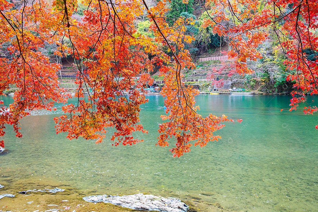 montanhas de folhas coloridas e rio Katsura em Arashiyama, terras