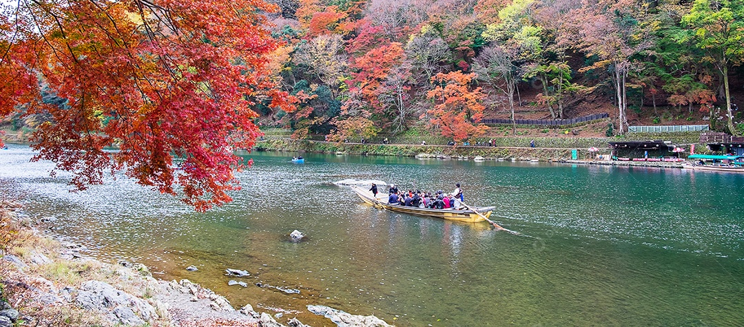 montanhas de folhas coloridas e rio Katsura em Arashiyama, terras