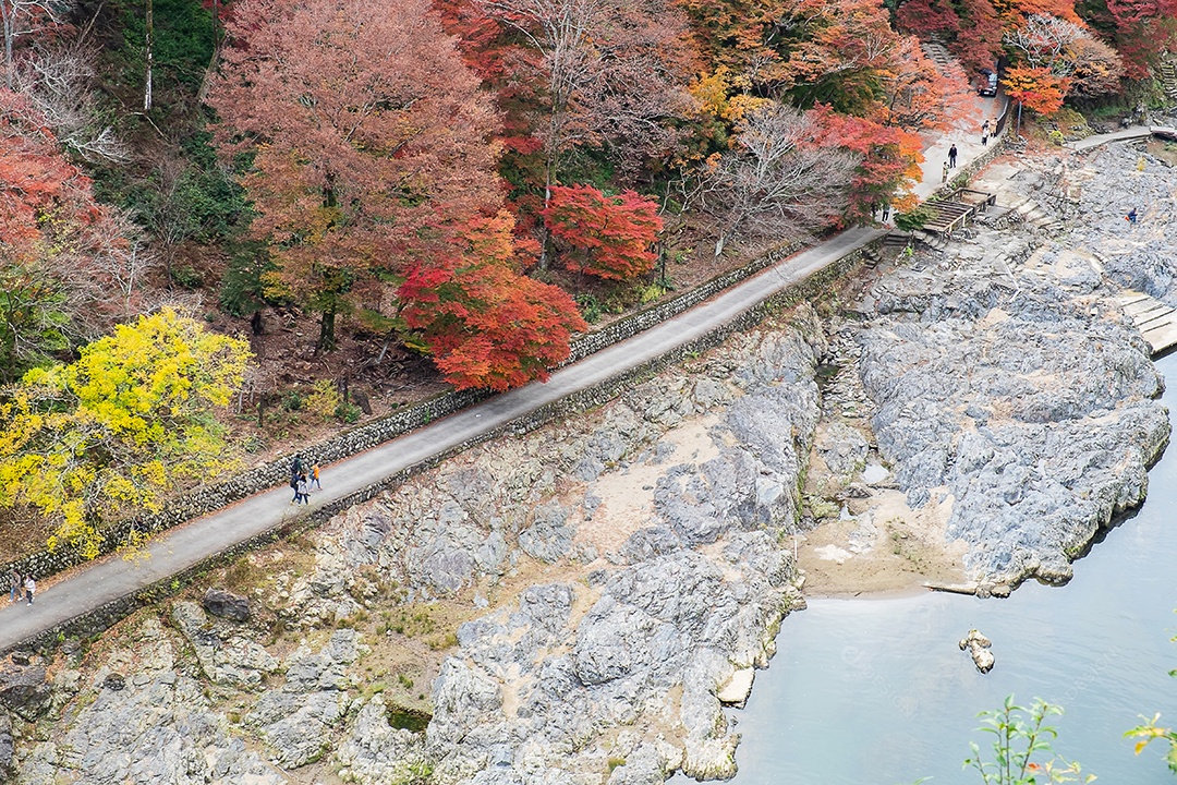 montanhas de folhas coloridas e rio Katsura em Arashiyama, terras
