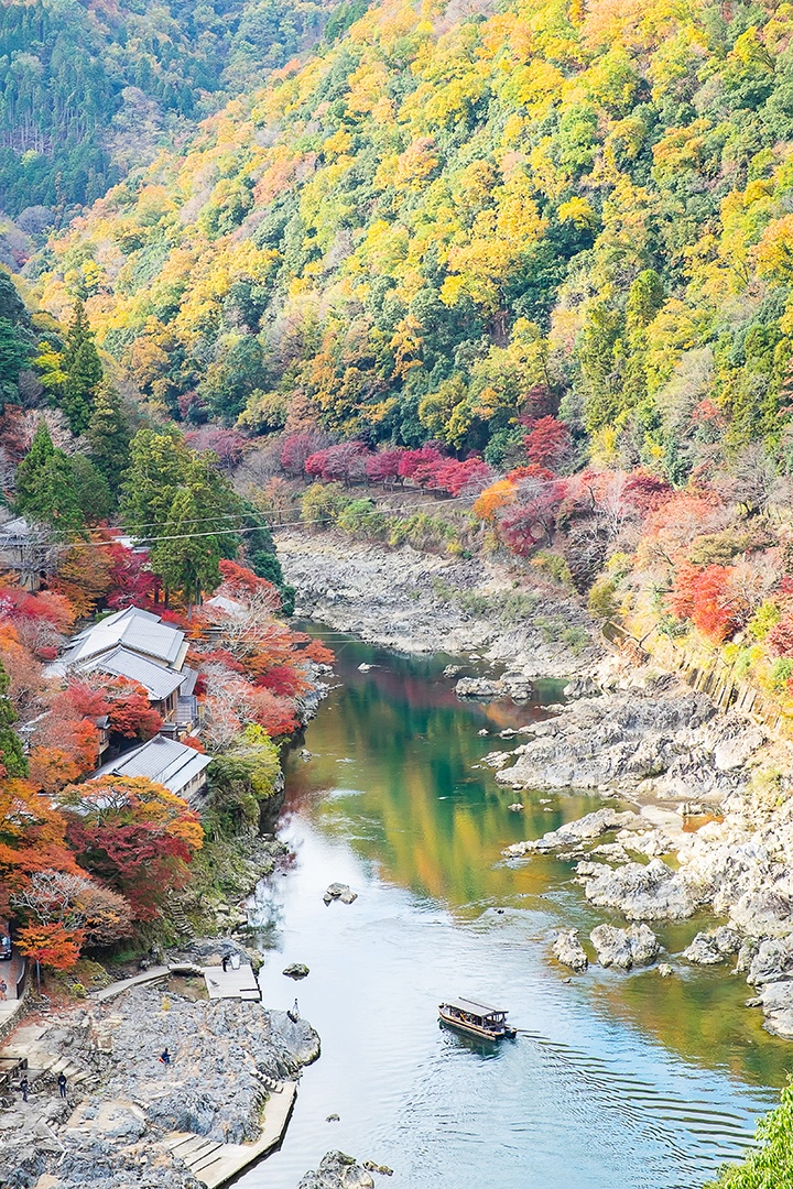 montanhas de folhas coloridas e rio Katsura em Arashiyama, terras