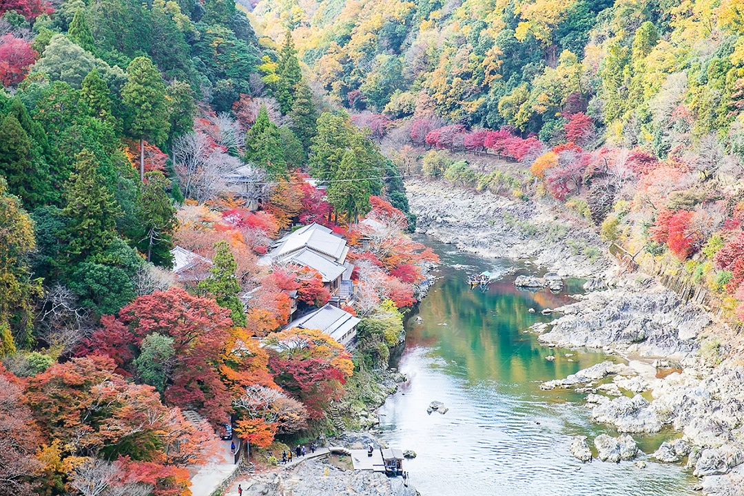 montanhas de folhas coloridas e rio Katsura em Arashiyama, terras