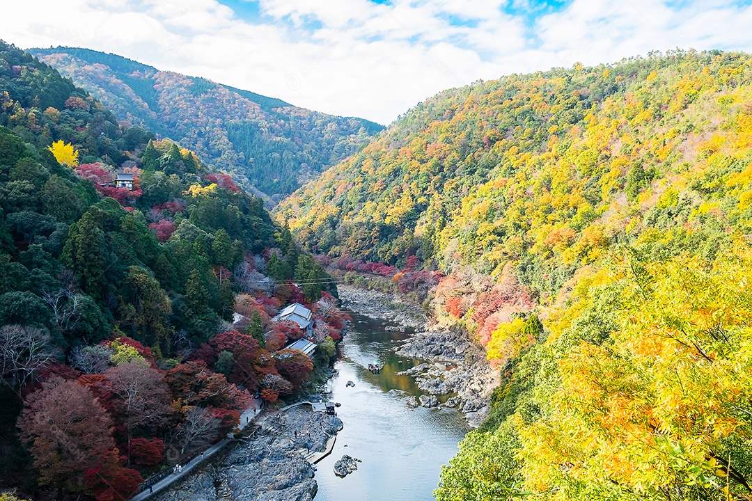 montanhas de folhas coloridas e rio Katsura em Arashiyama, terras