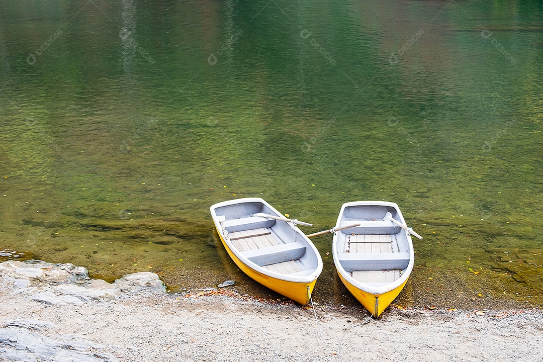 casal barcos amarelos no rio Katsura em Arashiyama, marco