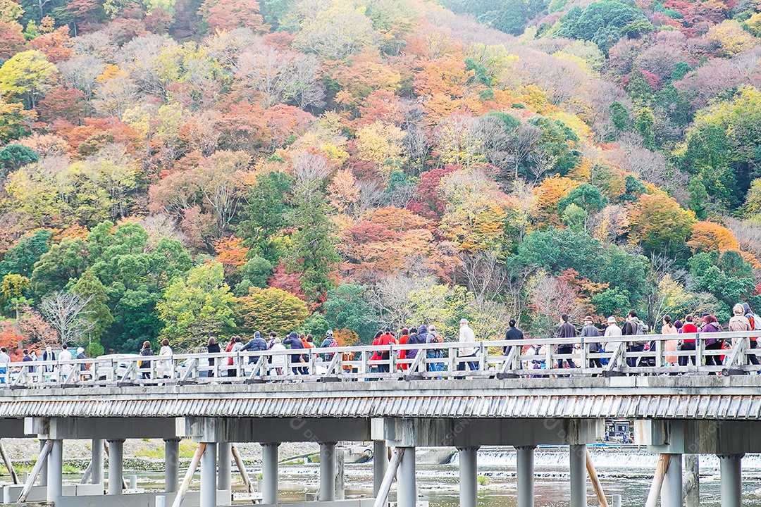 ponte togetsukyo com montanhas de folhas coloridas e riv Katsura