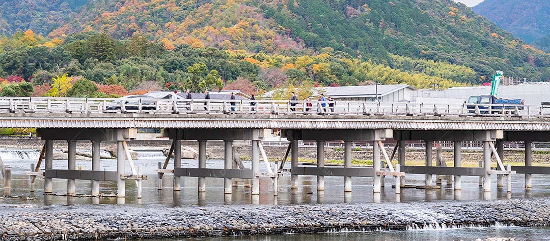 ponte togetsukyo com montanhas de folhas coloridas e riv Katsura