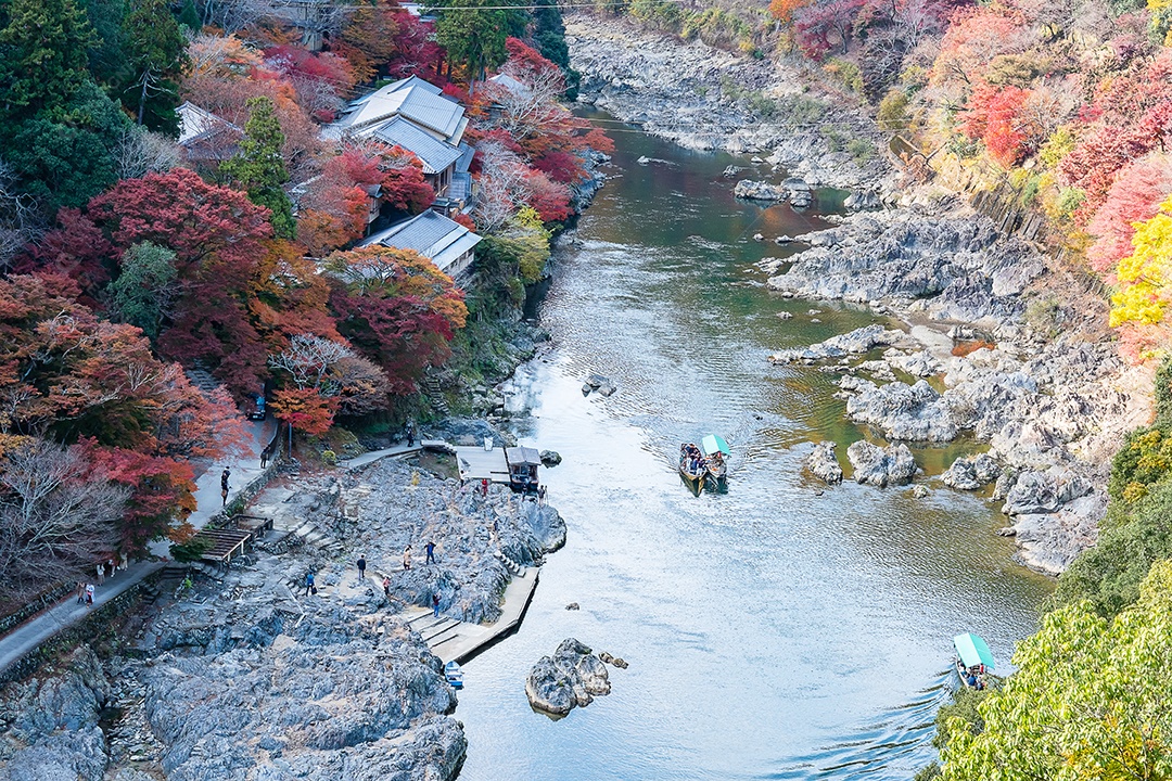 montanhas de folhas coloridas e rio Katsura em Arashiyama, terras