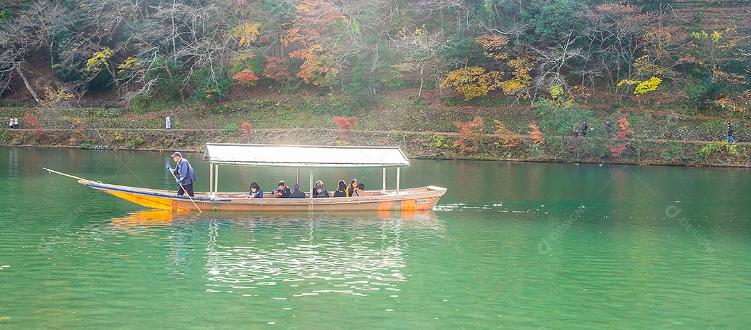 Turistas passeando em belas folhas coloridas Rio Hozugawa