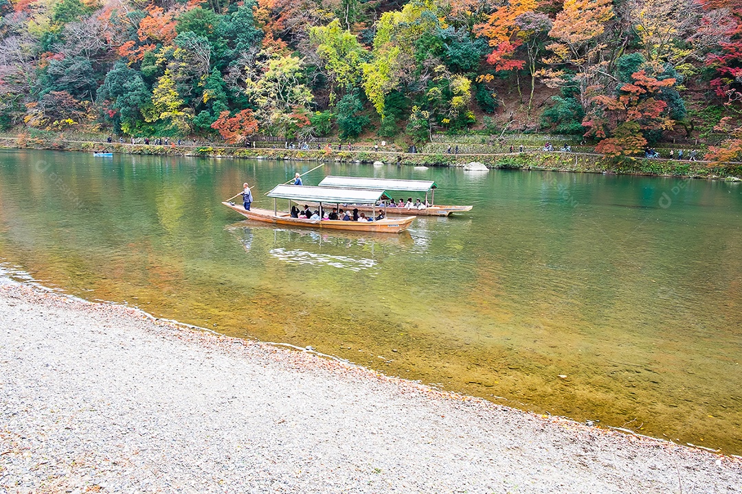 Turistas passeando em belas folhas coloridas Rio Hozugawa