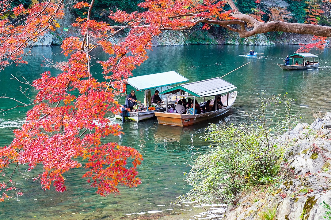 Turistas passeando em belas folhas coloridas Rio Hozugawa