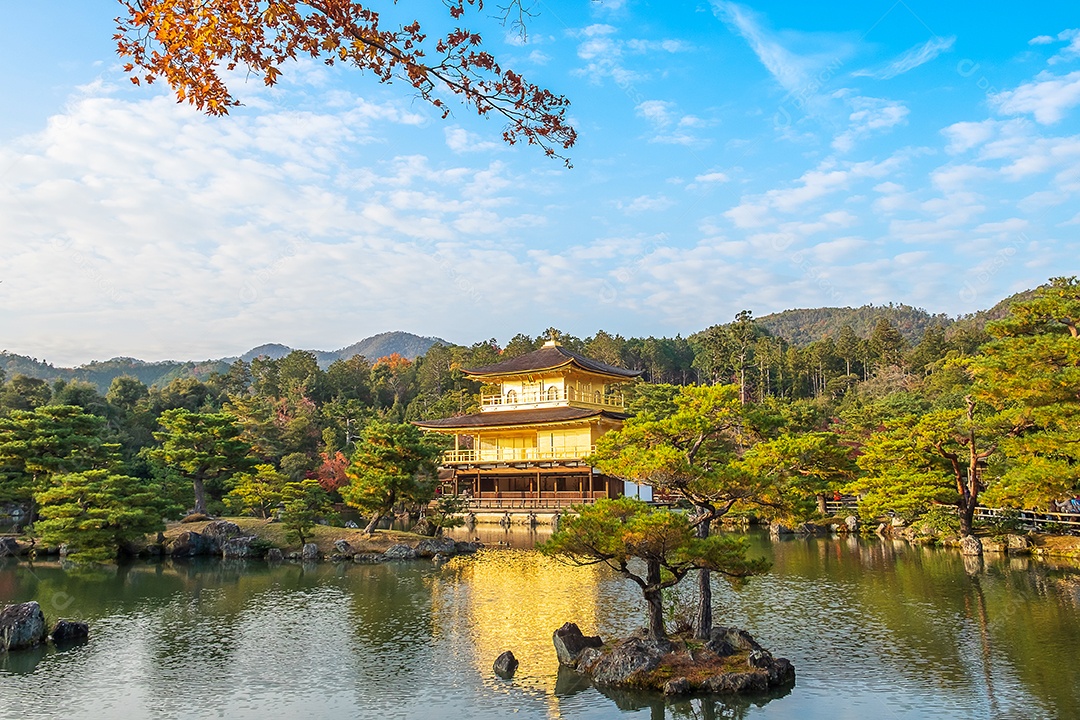 Belo templo Kinkakuji ou o Pavilhão dourado na temporada de folhagem de outono, marco e famoso por atrações turísticas em Kyoto, Kansai, Japão