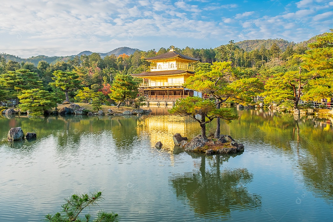 Belo templo Kinkakuji ou o Pavilhão dourado na temporada de folhagem de outono, marco e famoso por atrações turísticas em Kyoto, Kansai, Japão