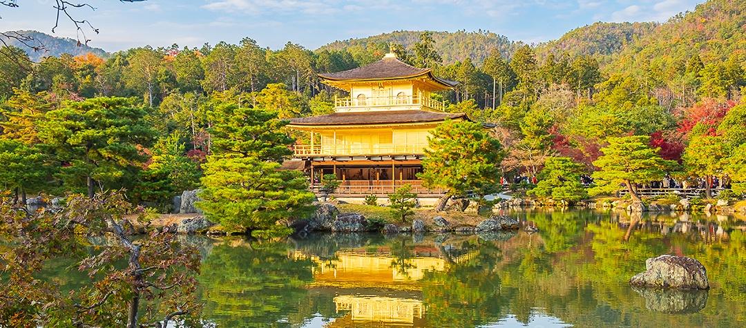 Belo templo Kinkakuji ou o Pavilhão dourado na temporada de folhagem de outono, marco e famoso por atrações turísticas em Kyoto, Kansai, Japão