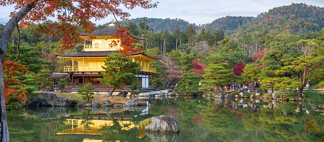 Belo templo Kinkakuji ou o Pavilhão dourado na temporada de folhagem de outono, marco e famoso por atrações turísticas em Kyoto, Kansai, Japão