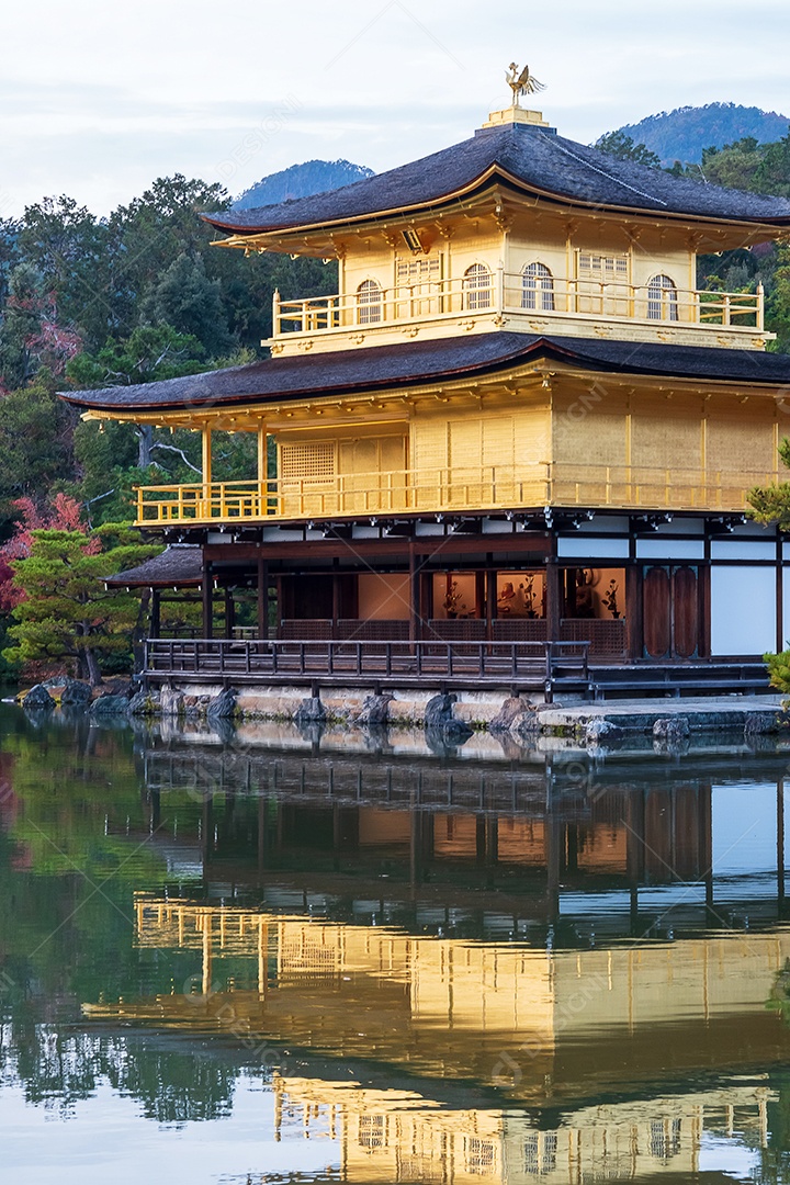 Belo templo Kinkakuji ou o Pavilhão dourado na temporada de folhagem de outono, marco e famoso por atrações turísticas em Kyoto, Kansai, Japão