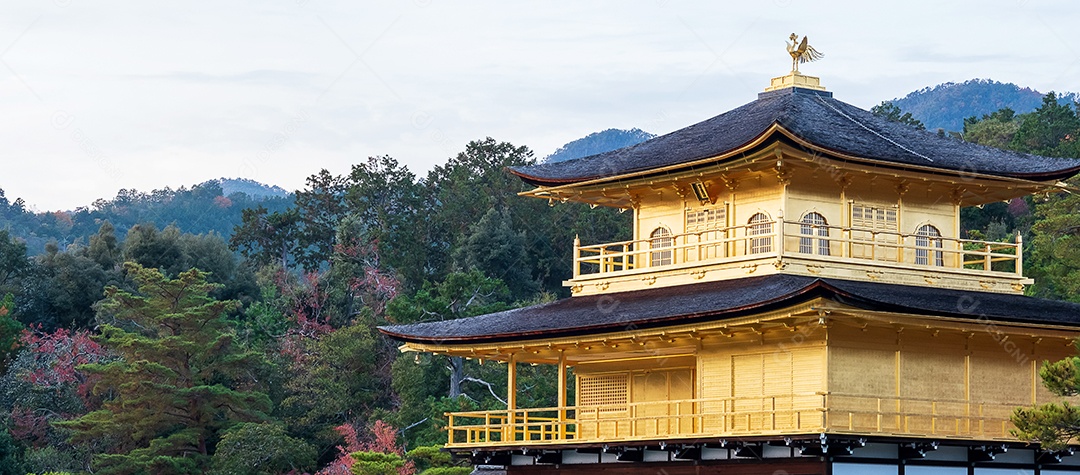 Belo templo Kinkakuji ou o Pavilhão dourado na temporada de folhagem de outono, marco e famoso por atrações turísticas em Kyoto, Kansai, Japão