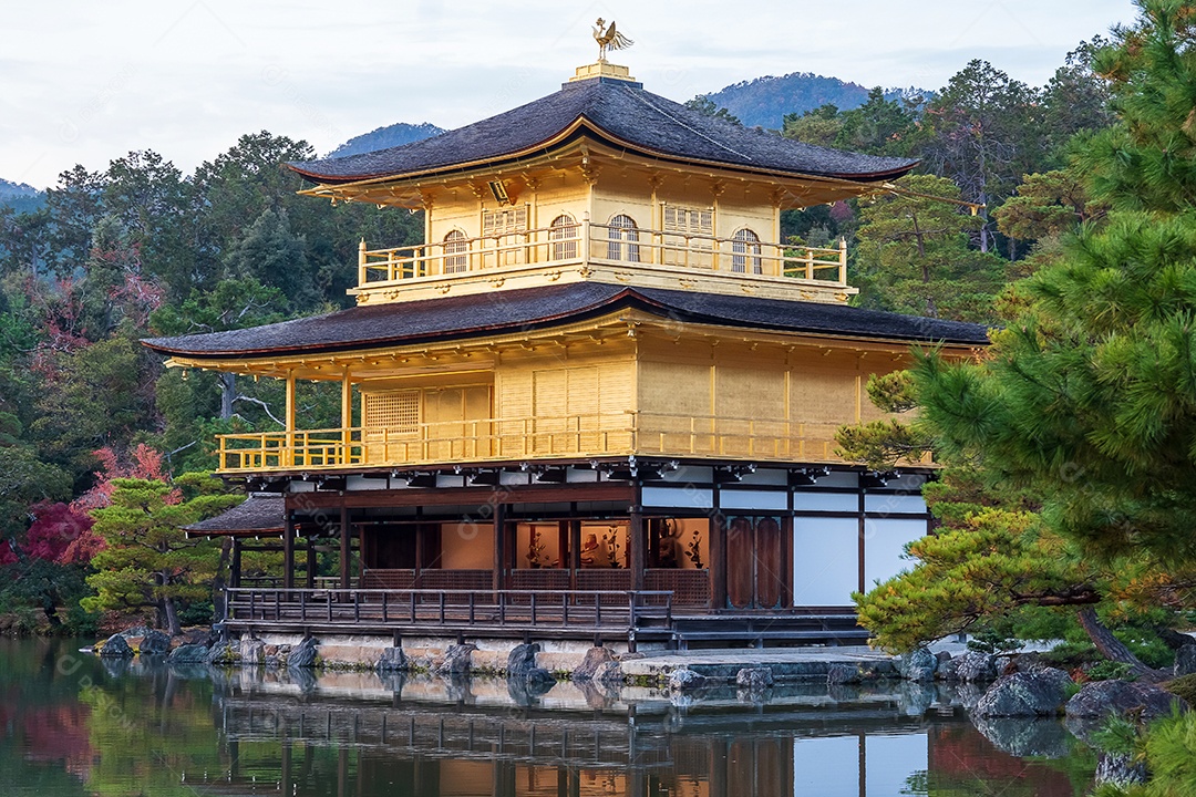 Belo templo Kinkakuji ou o Pavilhão dourado na temporada de folhagem de outono, marco e famoso por atrações turísticas em Kyoto, Kansai, Japão