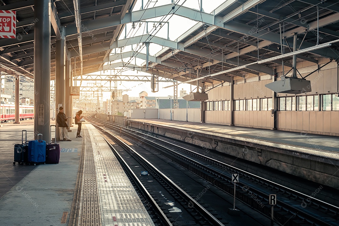 Trem vintage na cidade de Osaka. Osaka, JAPÃO, 30 de novembro de 2019.