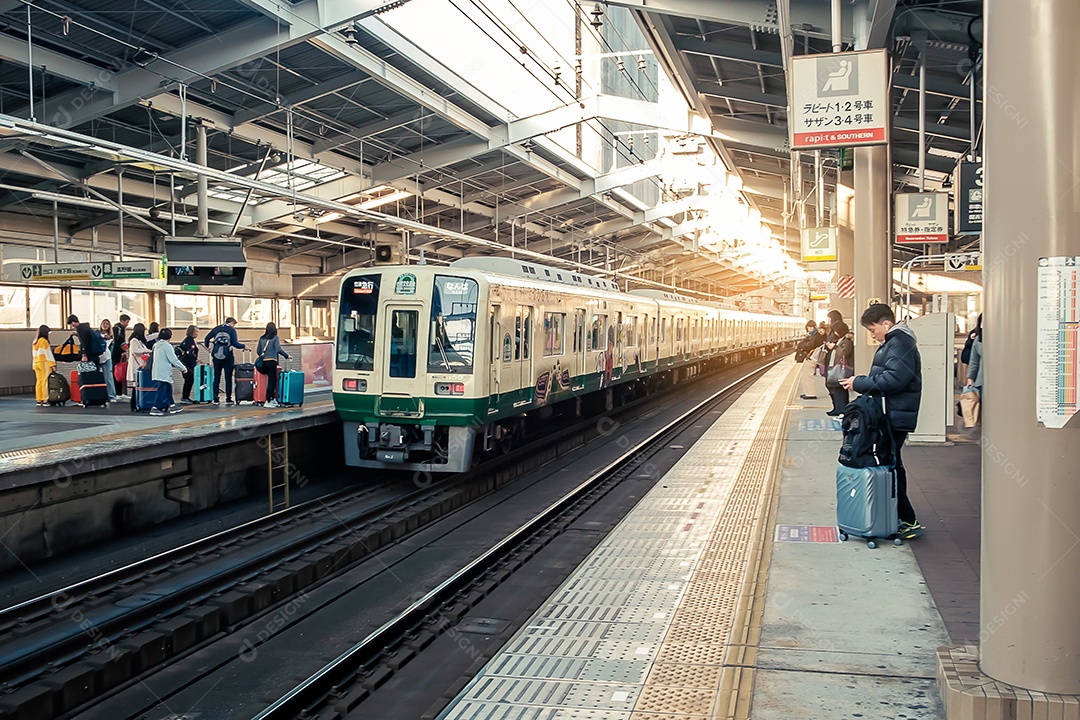 Trem vintage na cidade de Osaka. Osaka, JAPÃO, 30 de novembro de 2019.