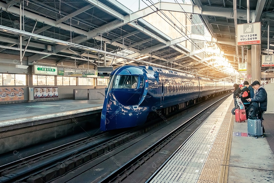 Linha de trem Nankai Line Airport Express do aeroporto internacional de Kansai para a cidade de Osaka. Osaka, JAPÃO, 30 de novembro de 2019