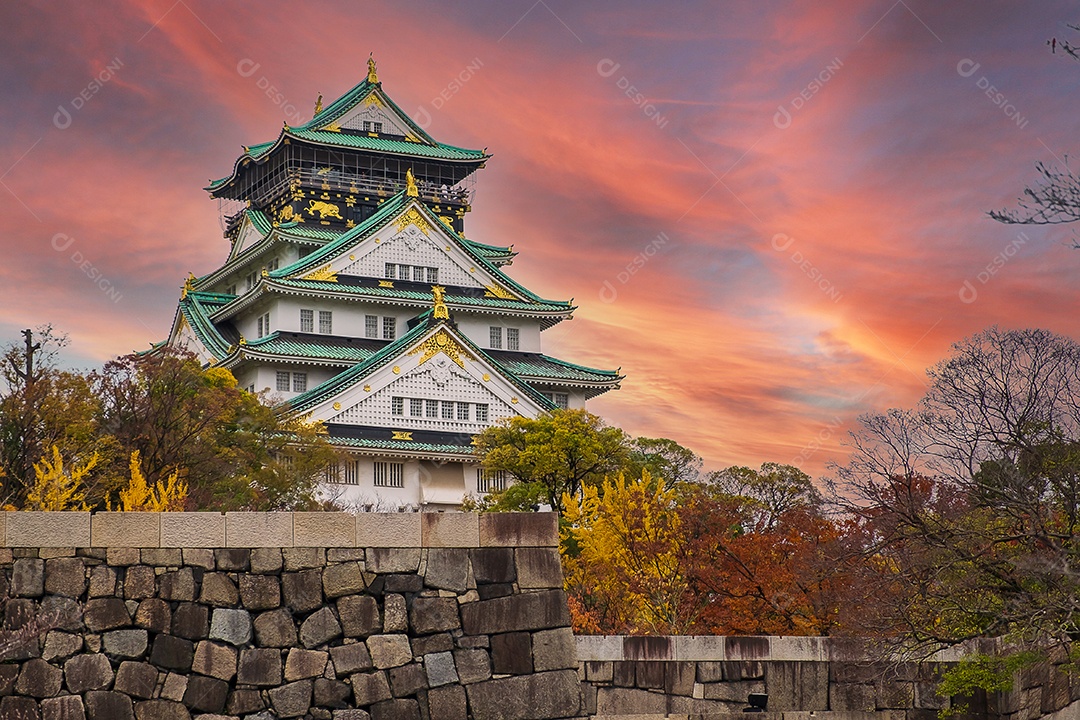 Castelo de Osaka na temporada de folhagem de outono, é um famoso castelo japonês, marco e popular para atrações turísticas em Osaka, Kansai, Japão