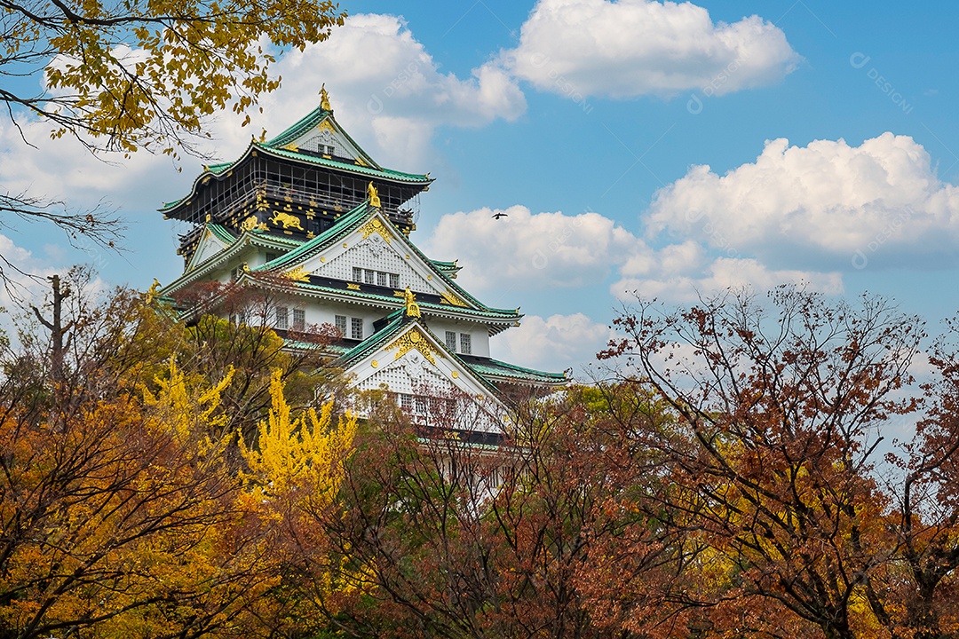 Castelo de Osaka na temporada de folhagem de outono, é um famoso castelo japonês, marco e popular para atrações turísticas em Osaka, Kansai, Japão
