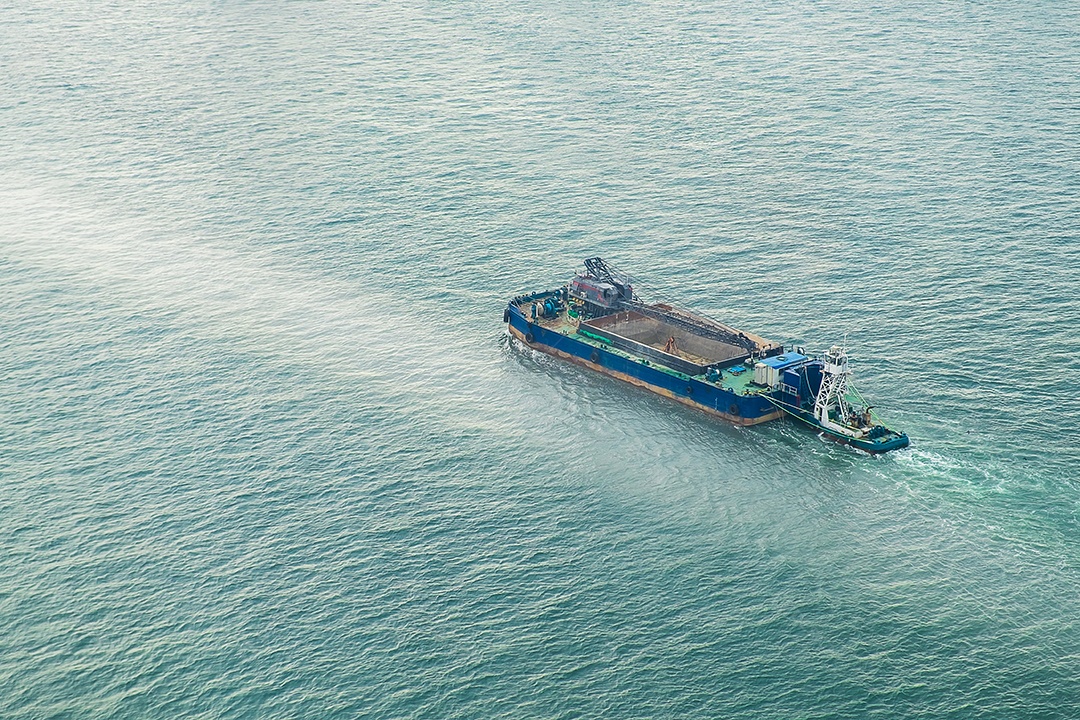 Navio de carga de contêiner internacional no oceano, transporte e conceito logístico