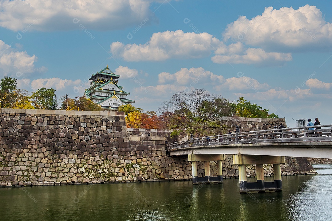 Castelo de Osaka na temporada de folhagem de outono, é um famoso castelo japonês, marco e popular para atrações turísticas. Osaka, Kansai, Japão, 28 de novembro de 2019