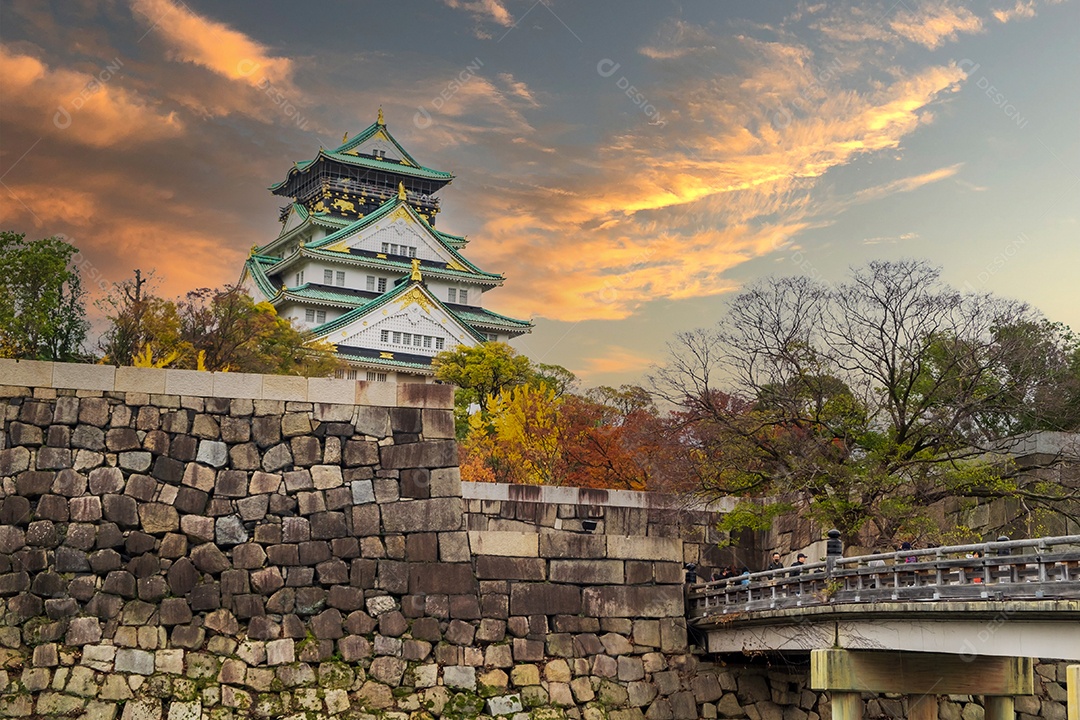 Castelo de Osaka na temporada de folhagem de outono, é um famoso castelo japonês, marco e popular para atrações turísticas. Osaka, Kansai, Japão, 28 de novembro de 2019