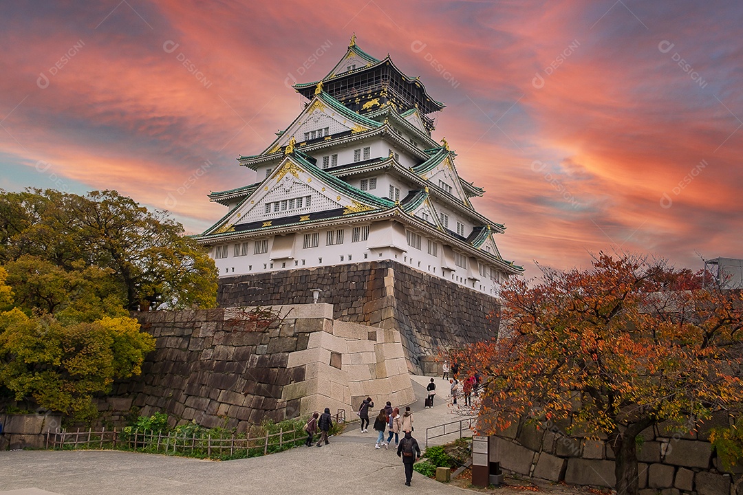 Castelo de Osaka na temporada de folhagem de outono, é um famoso castelo japonês, marco e popular para atrações turísticas. Osaka, Kansai, Japão, 28 de novembro de 2019