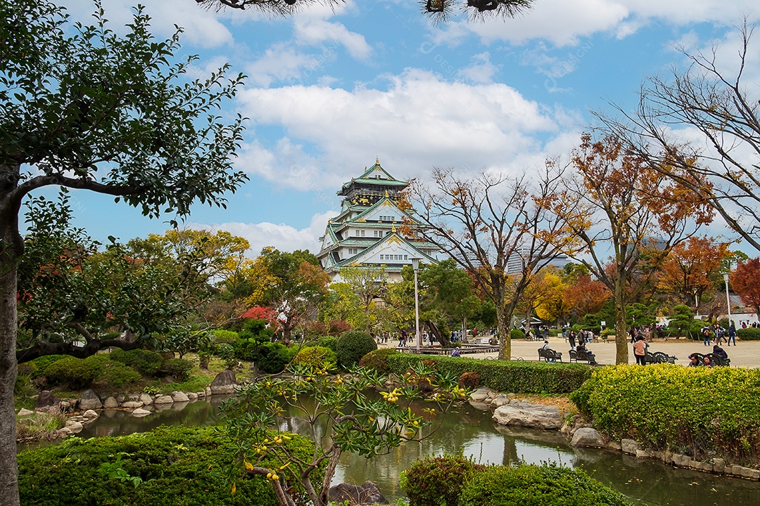 Castelo de Osaka na temporada de folhagem de outono, é um famoso castelo japonês, marco e popular para atrações turísticas. Osaka, Kansai, Japão, 28 de novembro de 2019