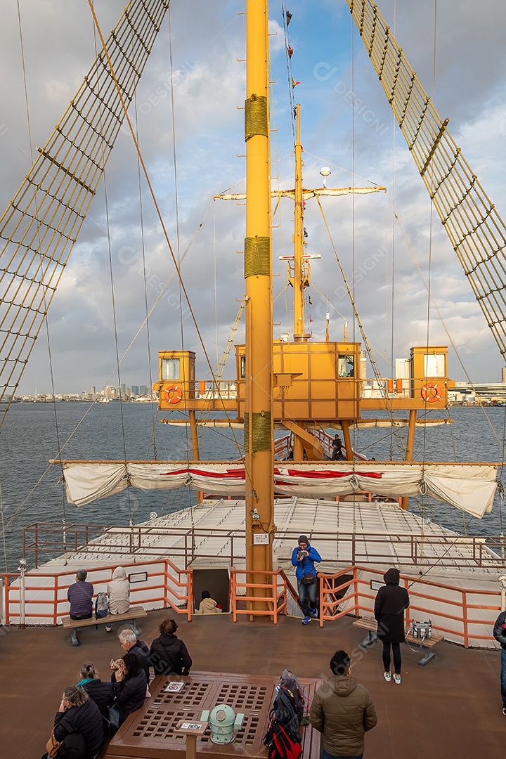 Turistas passear no navio de cruzeiro de Santa Maria ao pôr do sol. Osaka, Kansai, Japão, 28 de novembro de 2019