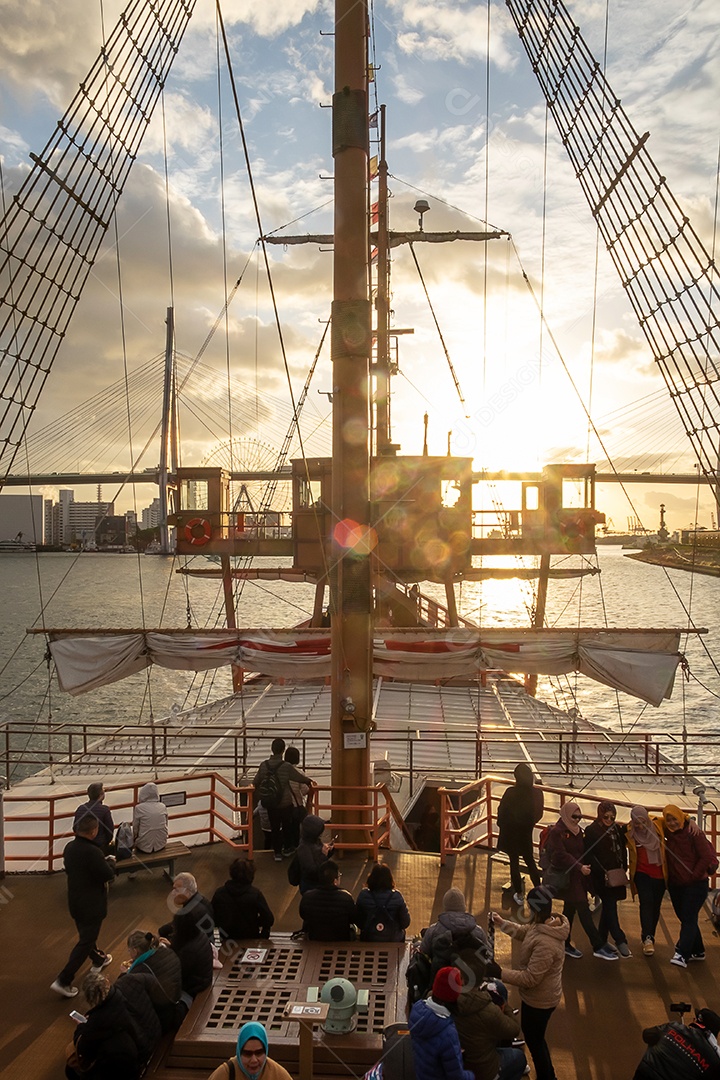 Turistas passear no navio de cruzeiro de Santa Maria ao pôr do sol. Osaka, Kansai, Japão, 28 de novembro de 2019
