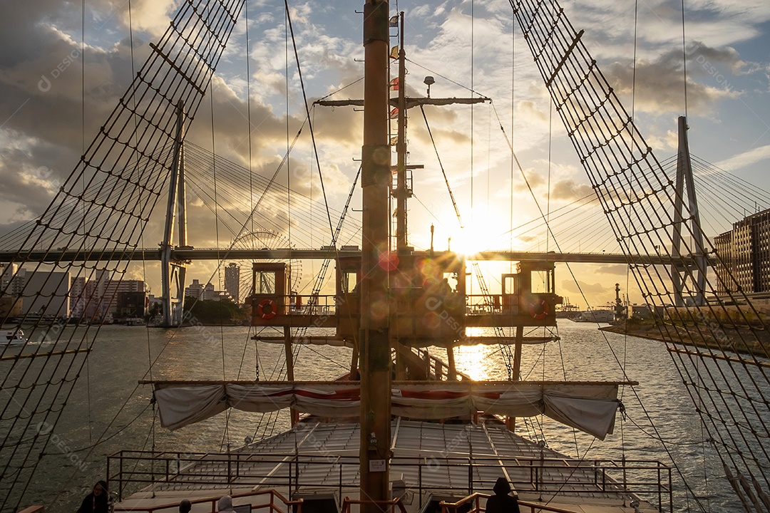 Turistas passear no navio de cruzeiro de Santa Maria ao pôr do sol. Osaka, Kansai, Japão, 28 de novembro de 2019