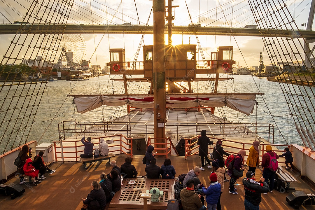 Turistas passear no navio de cruzeiro de Santa Maria ao pôr do sol. Osaka, Kansai, Japão, 28 de novembro de 2019