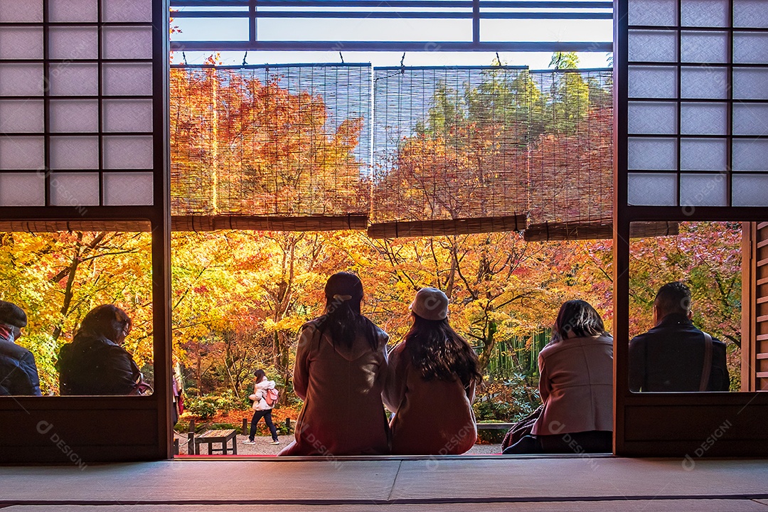 Turistas vendo bela folha de bordo no jardim japonês no templo Enkoji, Kyoto, Japão. Marco e famoso na temporada de outono