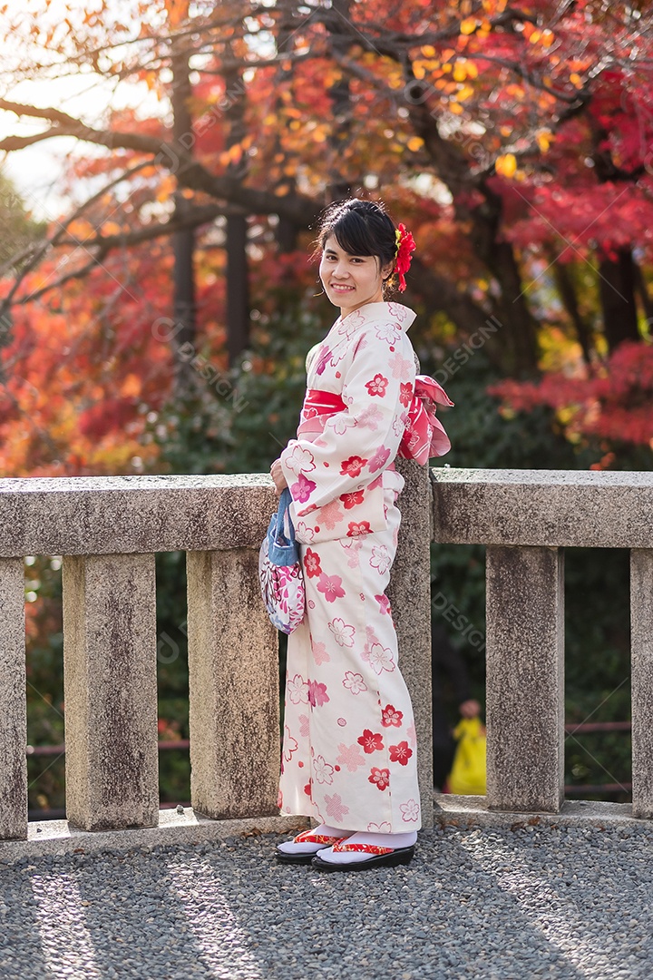 Turista jovem vestindo quimono desfrutando com folhas coloridas no templo Kiyomizu dera, Kyoto, Japão. Menina asiática com estilo de cabelo em roupas tradicionais japonesas na temporada de folhagem de outono