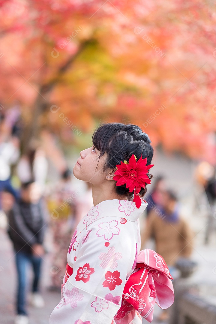 Turista jovem vestindo quimono desfrutando com folhas coloridas no templo Kiyomizu dera, Kyoto, Japão. Menina asiática com estilo de cabelo em roupas tradicionais japonesas na temporada de folhagem de outono