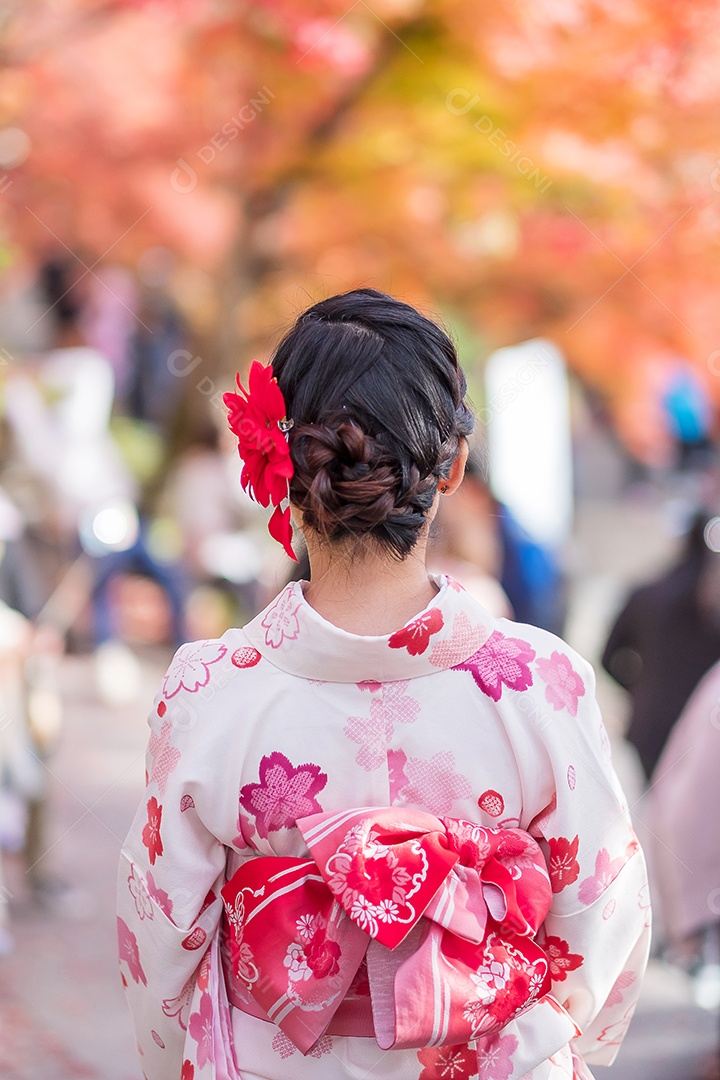 Turista jovem vestindo quimono desfrutando com folhas coloridas no templo Kiyomizu dera, Kyoto, Japão. Menina asiática com estilo de cabelo em roupas tradicionais japonesas na temporada de folhagem de outono