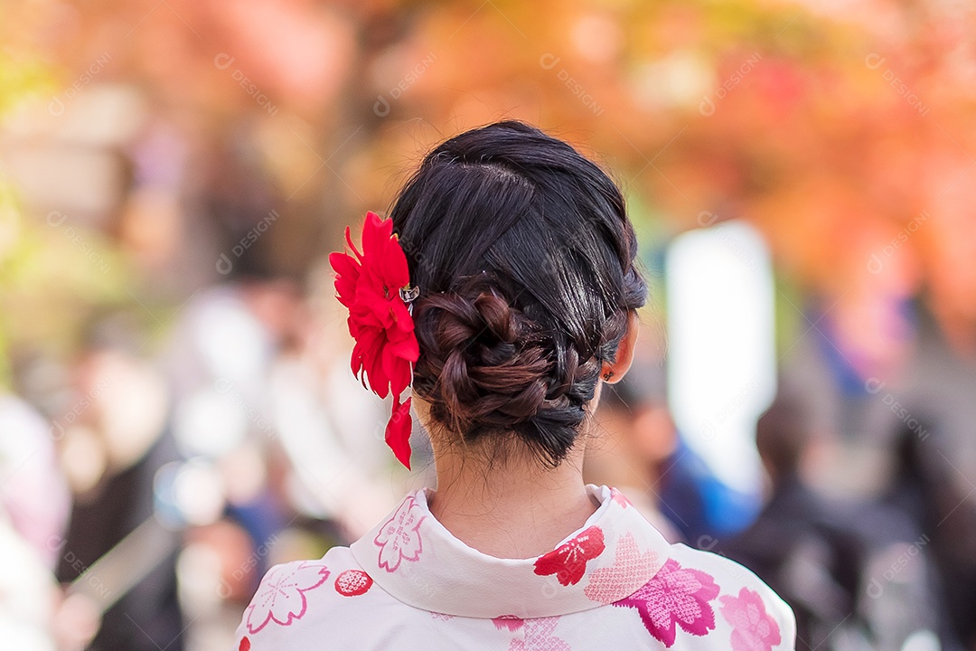 Turista jovem vestindo quimono desfrutando com folhas coloridas no templo Kiyomizu dera, Kyoto, Japão. Menina asiática com estilo de cabelo em roupas tradicionais japonesas na temporada de folhagem de outono