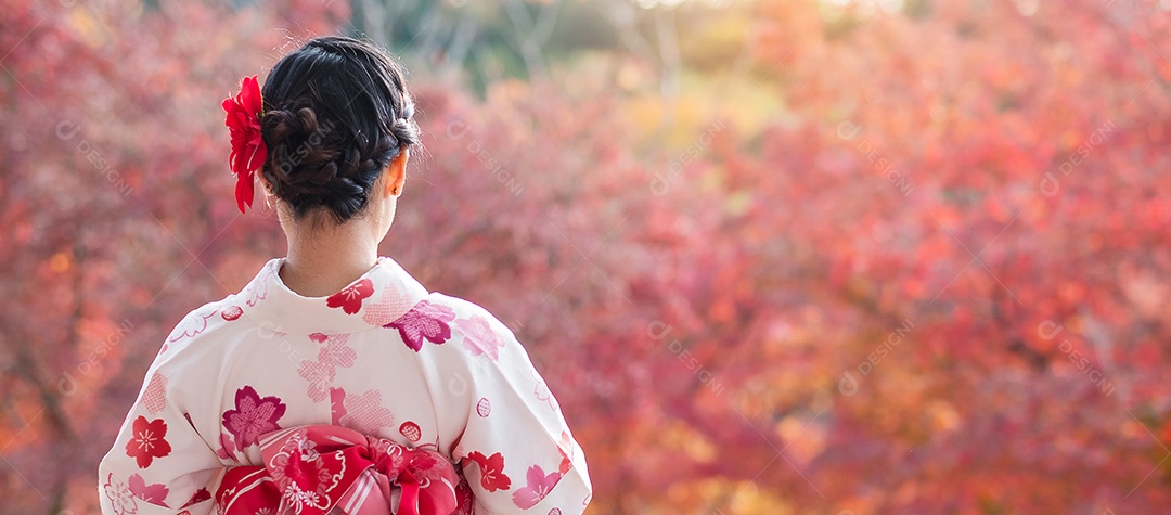 Turista jovem vestindo quimono desfrutando com folhas coloridas no templo Kiyomizu dera, Kyoto, Japão. Menina asiática com estilo de cabelo em roupas tradicionais japonesas na temporada de folhagem de outono