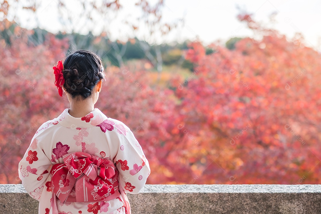 Turista jovem vestindo quimono desfrutando com folhas coloridas no templo Kiyomizu dera, Kyoto, Japão. Menina asiática com estilo de cabelo em roupas tradicionais japonesas na temporada de folhagem de outono