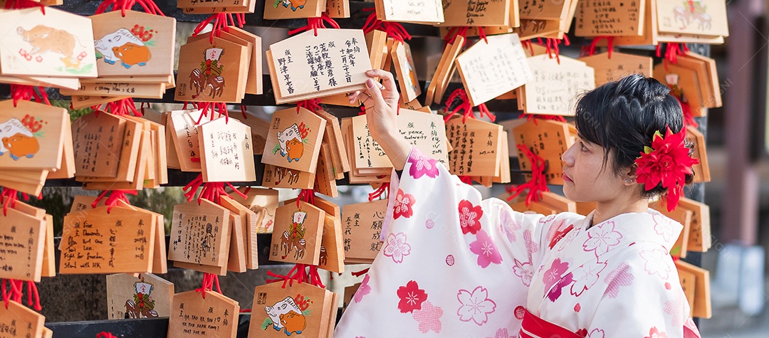 Turista jovem vestindo quimono no templo Kiyomizu dera, Kyoto, Japão. Menina asiática com estilo de cabelo em roupas tradicionais japonesas na temporada de folhagem de outono