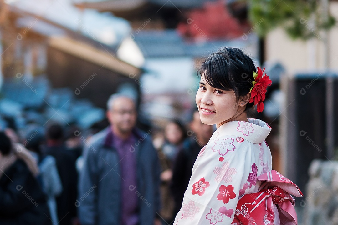 Turista jovem vestindo quimono desfrutar na área de pagode Yasaka perto do templo Kiyomizu dera, Kyoto, Japão. Menina asiática com estilo de cabelo em roupas tradicionais japonesas na temporada de folhagem de outono
