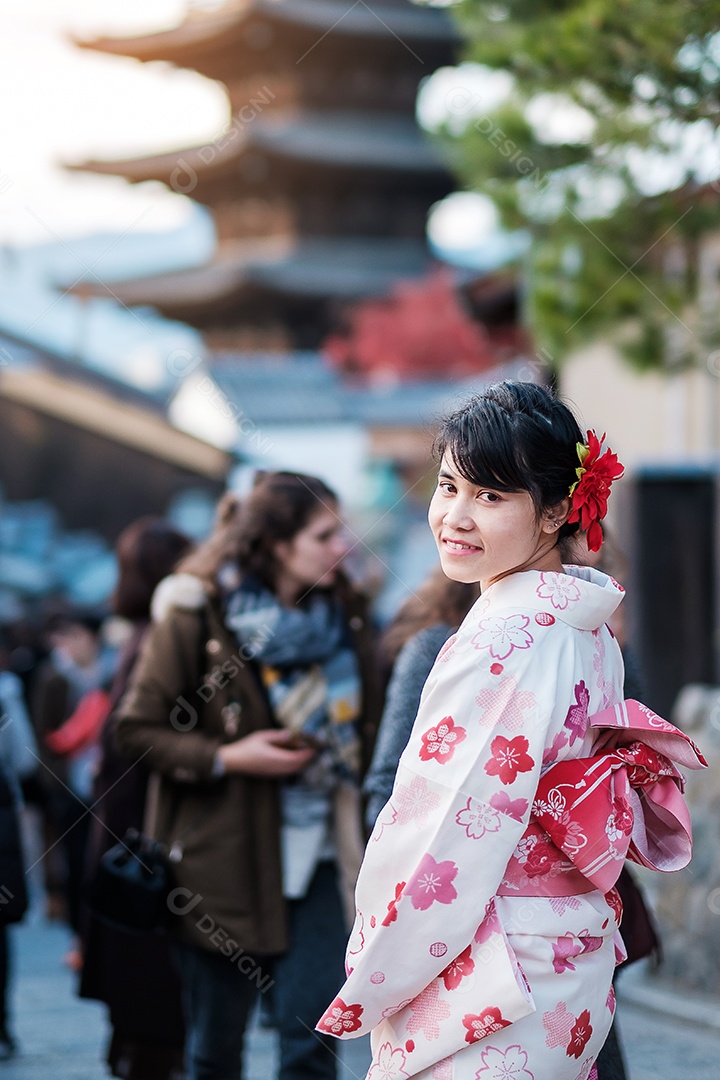 Turista jovem vestindo quimono desfrutar na área de pagode Yasaka perto do templo Kiyomizu dera, Kyoto, Japão. Menina asiática com estilo de cabelo em roupas tradicionais japonesas na temporada de folhagem de outono