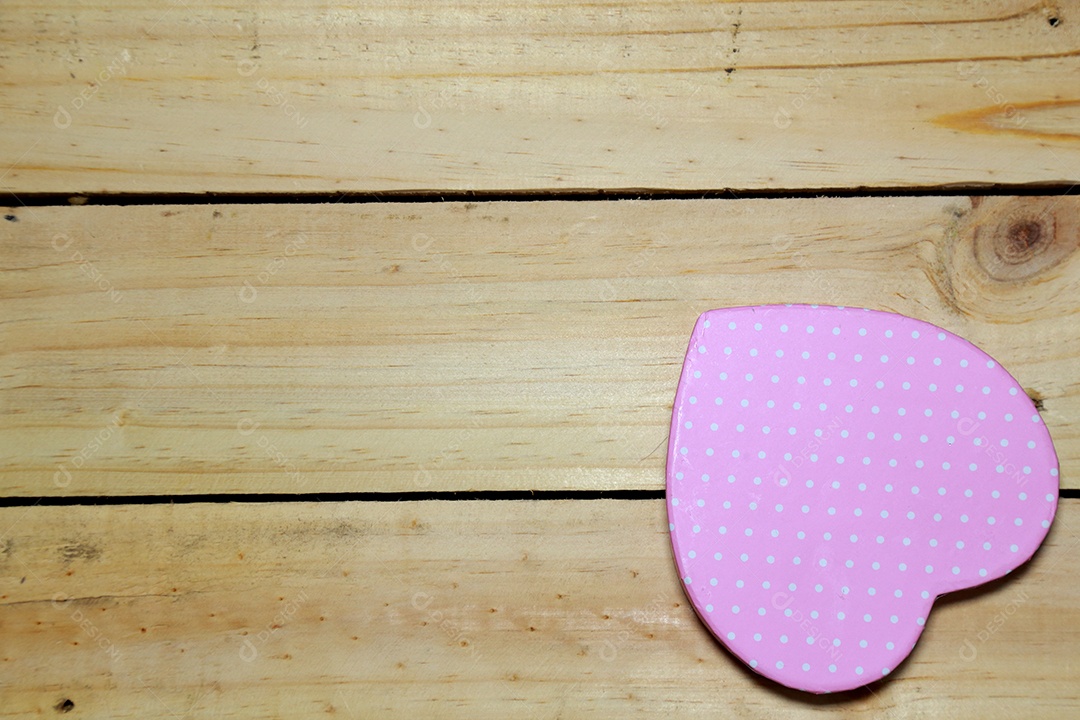 Caixas de presente de coração em um piso de madeira. Dia dos namorados de fundo. Espaço para texto.