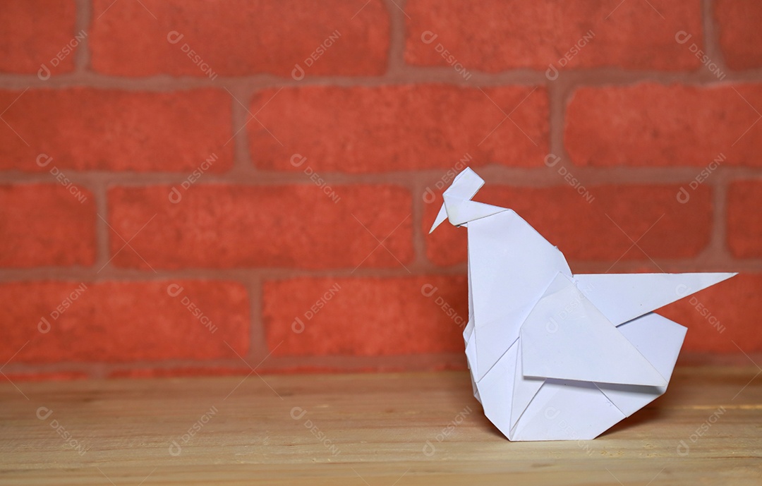 Artesanato de origami artesanal de galo dobrado de papel na madeira. 2017 é o ano do Galo.
