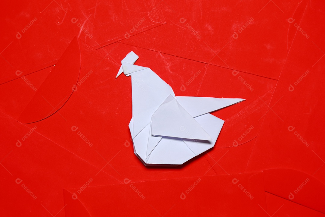 Ofício de origami artesanal de galo dobrado de papel em fundo de pacotes vermelhos. 2017 é o ano do Galo.