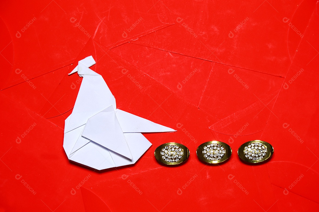 Ofício de origami artesanal de galo dobrado de papel em fundo de pacotes vermelhos. 2017 é o ano do Galo.