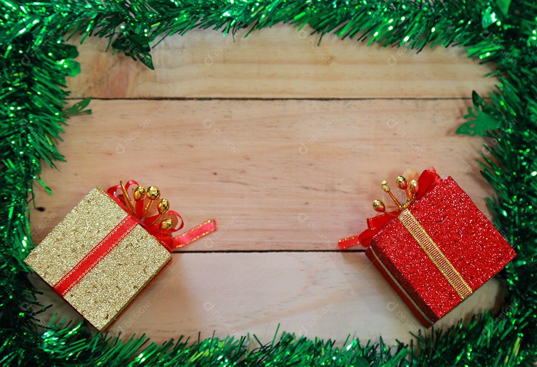 Decoração de caixa de presente no fundo da placa de madeira, tema natalino, Feliz natal. Espaço para texto.