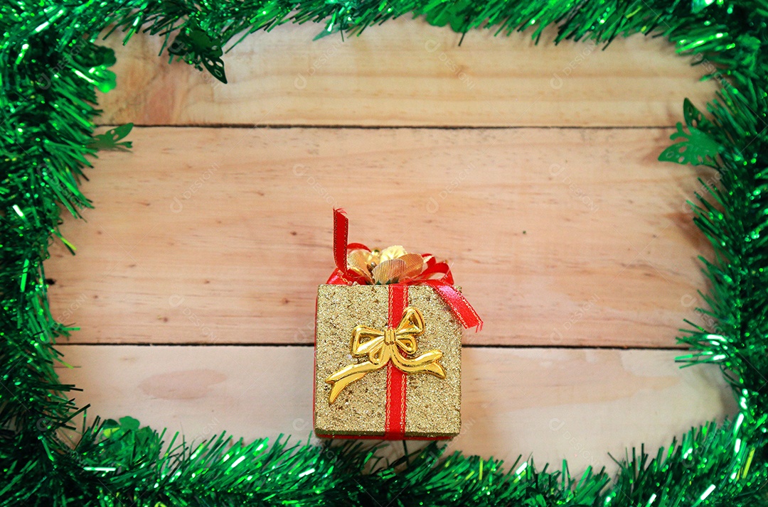 Decoração de caixa de presente no fundo da placa de madeira, tema natalino, Feliz natal. Espaço para texto.